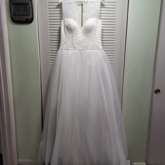 Brand new wedding dress made in Ukraine (NWT) - Picture 1 of 8